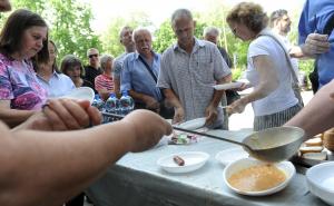 Prvi maj u Tuzli: Grah iz kazana i pesimistične poruke o radničkim pravima